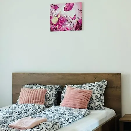 Medencés Panorámás Balatom Appartamento *